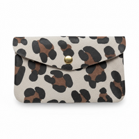 POCHETTE LÉOPARD EN CUIR DE VACHETTE (CLAIRE)