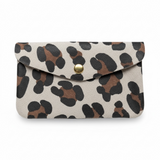 POCHETTE LÉOPARD EN CUIR DE VACHETTE (CLAIRE)