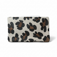 POCHETTE LÉOPARD EN CUIR DE VACHETTE (CLAIRE)