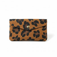 POCHETTE LÉOPARD EN CUIR DE VACHETTE (CARAMEL)