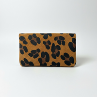 POCHETTE LÉOPARD EN CUIR DE VACHETTE (CARAMEL)