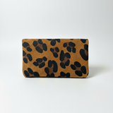 POCHETTE LÉOPARD EN CUIR DE VACHETTE (CARAMEL)